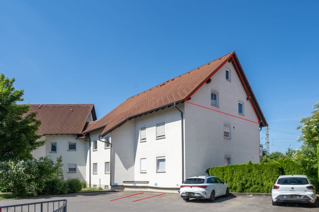 Außenansicht mit Stellplatz