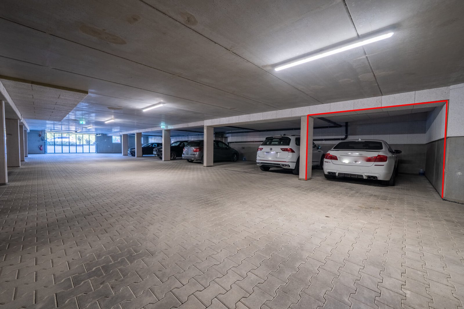 Tiefgarageenstellplatz