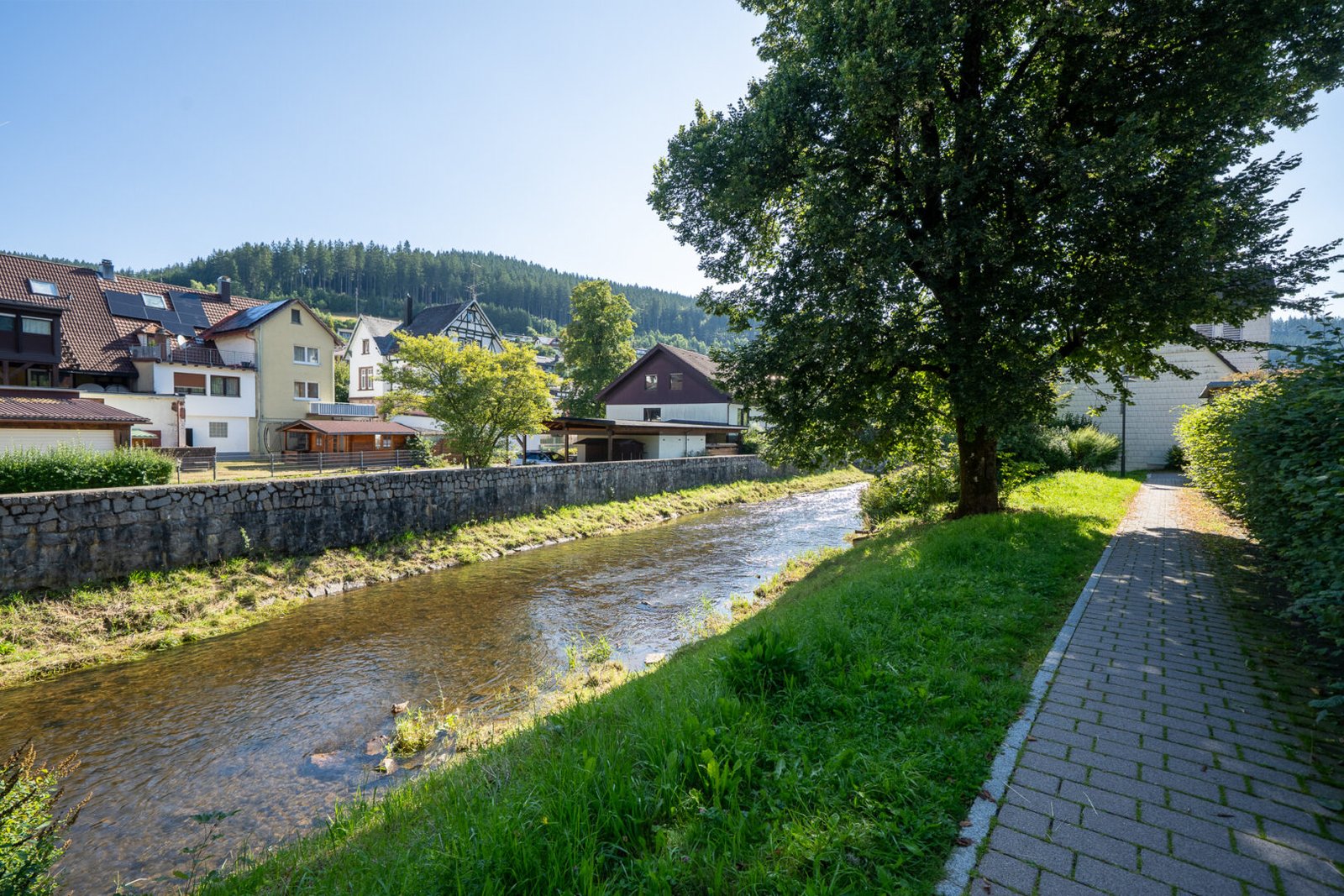 Weg hinter Anlage
